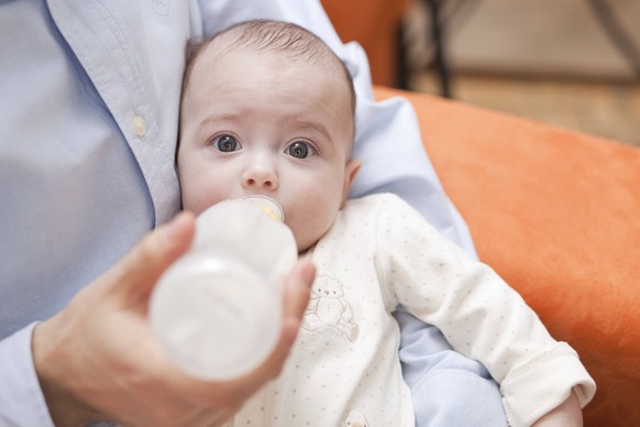 Father feeding a baby from a bottle. PUBLICATIONxINxGERxSUIxAUTxONLY Children00155

Father Feeding a Baby from a Bottle PUBLICATIONxINxGERxSUIxAUTxONLY Children00155