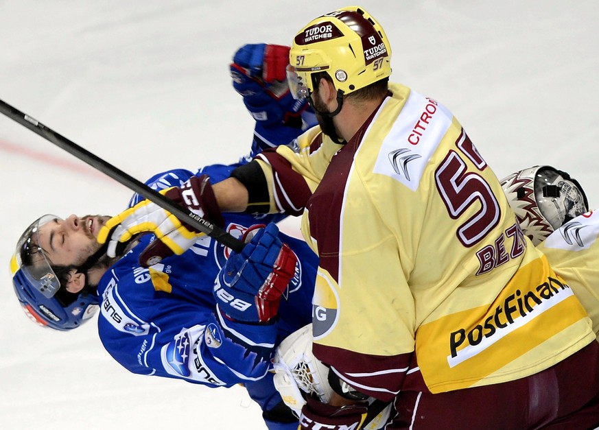 Der Zuercher Luca Cunti, links, beim Faustkampf mit dem Genfer Goran Bezina, rechts, im fuenften Playoff-Halbfinalspiel der National League A zwischen den ZSC Lions und dem Geneve-Servette HC am Samst ...