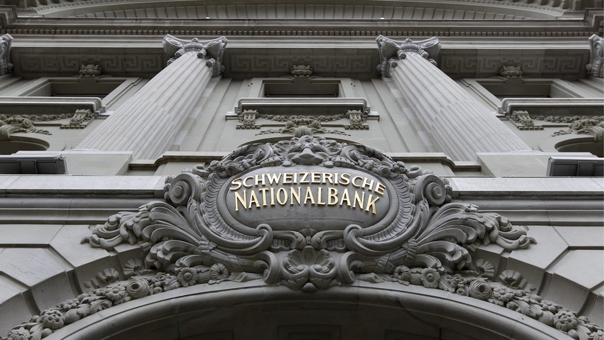 ARCHIVBILD - SCHWEIZER NATIONALBANK (SNB) MACHT 6,68 MILLIARDEN VERLUST IM ZWEITEN QUARTAL 2017 - Der Haupteingang der Schweizerischen Nationalbank am Freitag, 29. April 2011in Bern. (KEYSTONE/Peter K ...