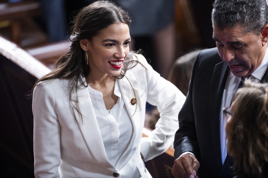 epa07260303 Democratic Representative Alexandria Ocasio-Cortez waits for Democratic House Leader Nancy Pelosi to accept the gavel to once again become Speaker of the House in the US Capitol in Washing ...