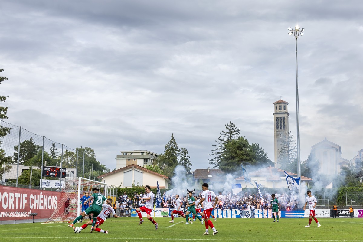 Lausanne's forward Konrad de la Fuente, left, fights for the ball with Champel's midfielder Diego Uebelhart, 2nd right, during the Swiss Cup first Round between FC Champel and FC Lausanne-sp ...