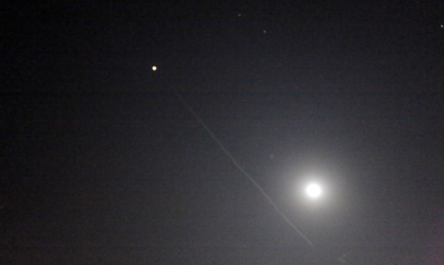 epa07248513 An object (L) glitters in the sky of Damascus, Syria, 25 December 2018. According to Syria&#039;s official news agency SANA, Syrian air defenses intercepted hostile objects over the air sp ...