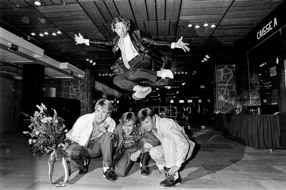 LUXEMBURG 1984-05-05 Norske schlgerikonen Jahn Teigen tar ett sprang �ver den svenska sanggruppen Herreys med br�derna fr. v. Richard, Per och Louis Herrey i samband med deras seger i Eurovisionsschla ...