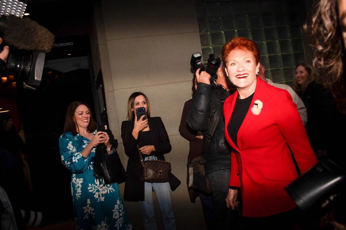 Pauline Hanson, présidente du parti One Nation. Ses cheveux d'une teinte rouge-orange sont l'une de ses caractéristiques distinctives.