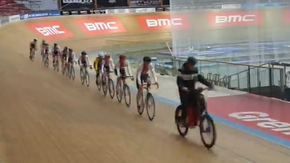 Nach der langen Fahrt im Auto folgte schon bald ein erstes Bahntraining im Veldrome von Grenchen.