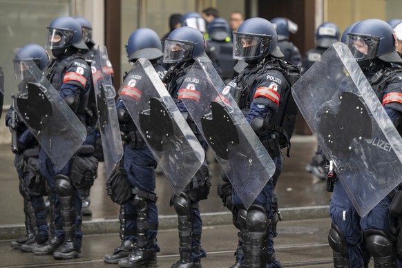 Mit einem grossen Polizeiaufgebot wird der Umuzg bei einer Kundgebung zum Tag der Arbeit gestoppt in Basel, am Montag, 1. Mai 2023. (KEYSTONE/Georgios Kefalas)