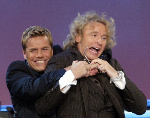 Der Musikproduzent und Musiker Dieter Bohlen (l) packt Moderator Thomas Gottschalk am Samstagabend (04.10.2003) bei der ZDF-Sendung Wetten, dass... ? in der Karlsruher dm-Arena aus Spass am Kragen. Fo ...