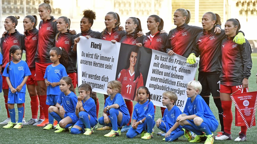 Die Schweizer Fussballnationalmannschaft gedenkt der verstorbenen Florijana Ismaili vor dem Fussballspiel Schweiz gegen Litauen in Schaffhausen am Dienstag, 3. September 2019. (KEYSTONE/Walter Bieri)
