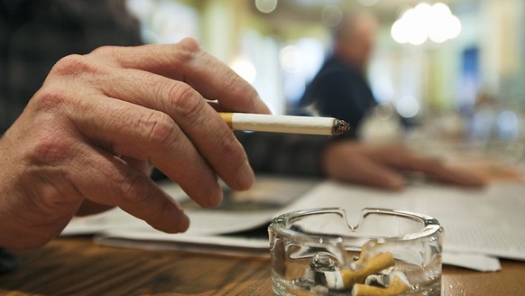1,1 Milliarden Menschen weltweit rauchen. Bei Hilfen zur Entwöhnung hapert es gemäss der Weltgesundheitsorganisation WHO noch. (Themenbild)