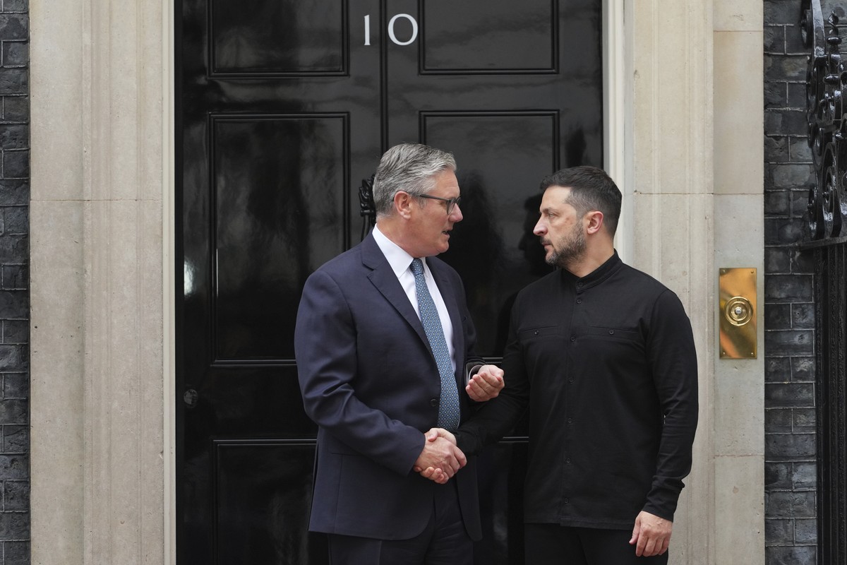 Britain's Prime Minister Keir Starmer, left, welcomes Ukraine's President Volodymyr Zelenskyy to Downing Street in London, Thursday, Aug. 14, 2025. (AP Photo/Kirsty Wigglesworth)
Britain Ukr ...