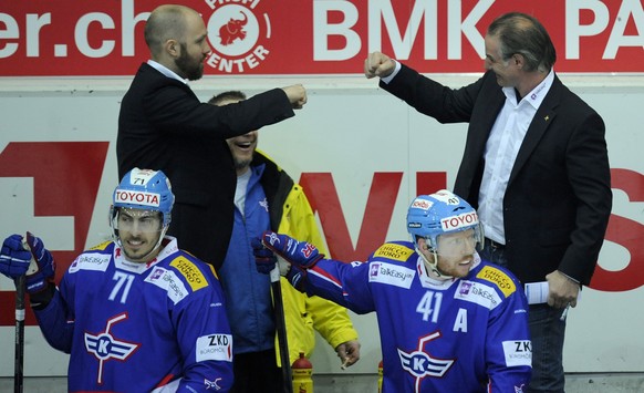 «Gib mir die Faust!» Kloten-Trainer Felix Hollenstein (rechts) und Assistent Kimmo Rintanen jubeln über den Finaleinzug.