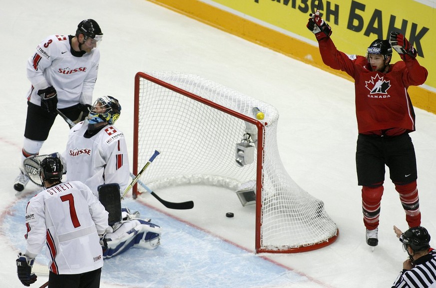 Die Scheibe landet nach einem Weitschuss des Kanadiers Matthew Lombardi, nicht im Bild, im Tor des Schweizer Hueters Jonas Hiller, rechts der jubelnde Kanadier Rick Nash, links die geschlagenen Schwei ...