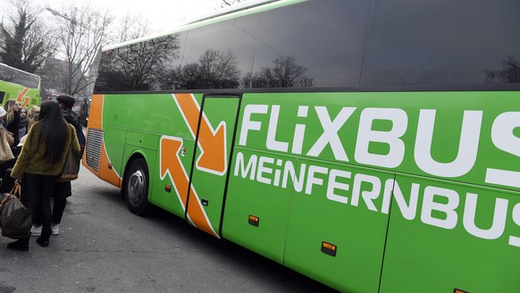 Reisende warten auf die Abfahrt eines Flixbuses auf dem Carparkplatz in Zuerich am Donnerstag, 8. Dezember 2016. Die Gewerkschaft des Verkehrspersonals SEV hat am Donnerstagmorgen in Zuerich gegen int ...