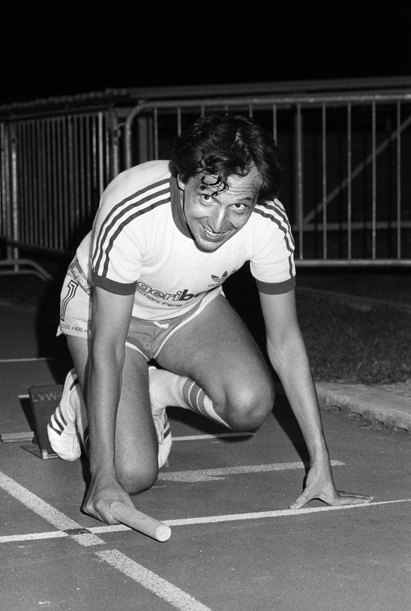 Mit vielen anderen Prominenten nimmt auch Bernard &quot;Beni&quot; Thurnheer, Sportreporter und TV-Moderator, am20.August 1983 in Wettingen an einem Rekordvesuch des Leichtathletik Verein Wettingen te ...