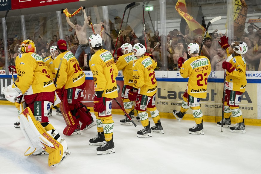 SCL Tigers Spieler jubeln nach dem Sieg zum 5-4 mit fans beim sechsten Eishockey Playout Spiel der National League zwischen dem HC Ajoie und den SCL Tigers in der Raiffeisen Arena in Porrentruy, am So ...