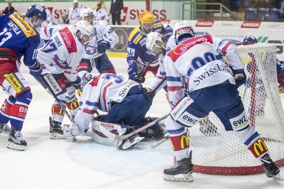 EHC Kloten Stuermer Denis Hollenstein, ganz rechts, schiesst das 2-1 gegen ZSC Lions Torhueter Lukas Flueeler waehrend dem Eishockey-Meisterschaftsspiel der National League zwischen dem EHC Kloten und ...