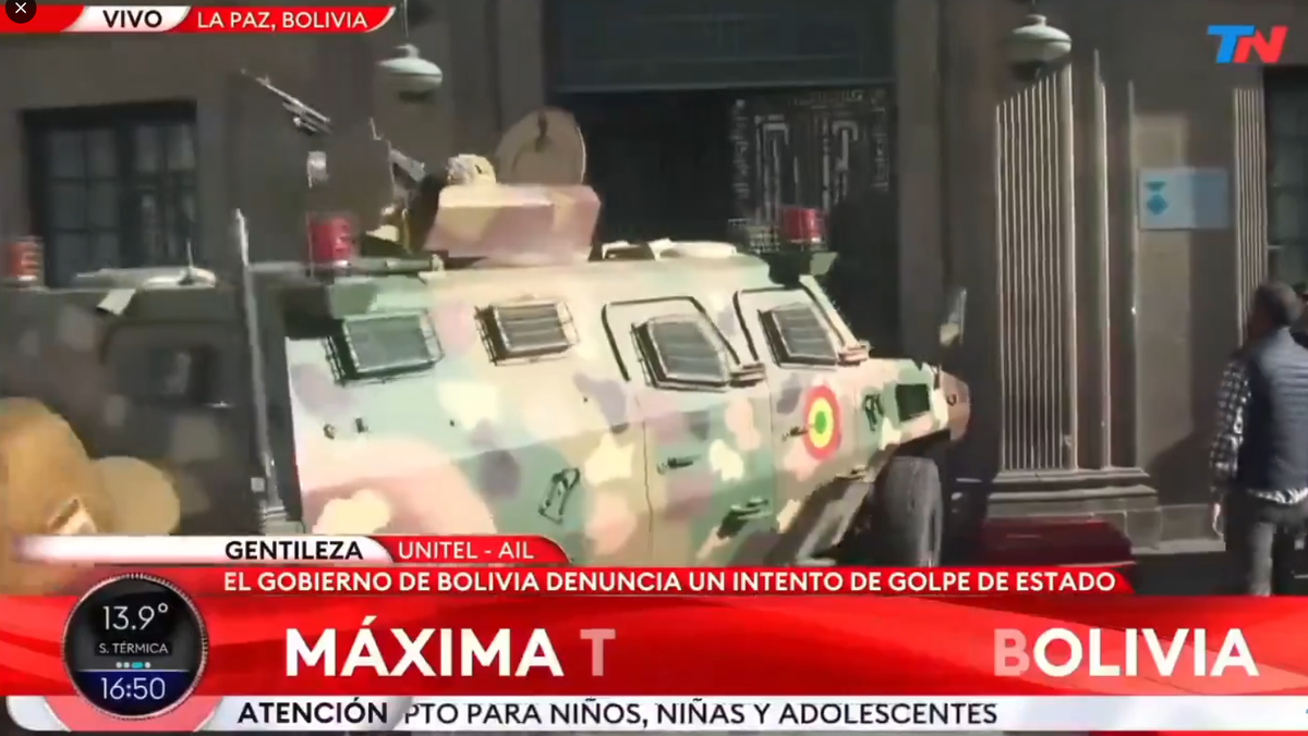 Die Putschisten rammten die Türen des Regierungspalasts in La Paz.