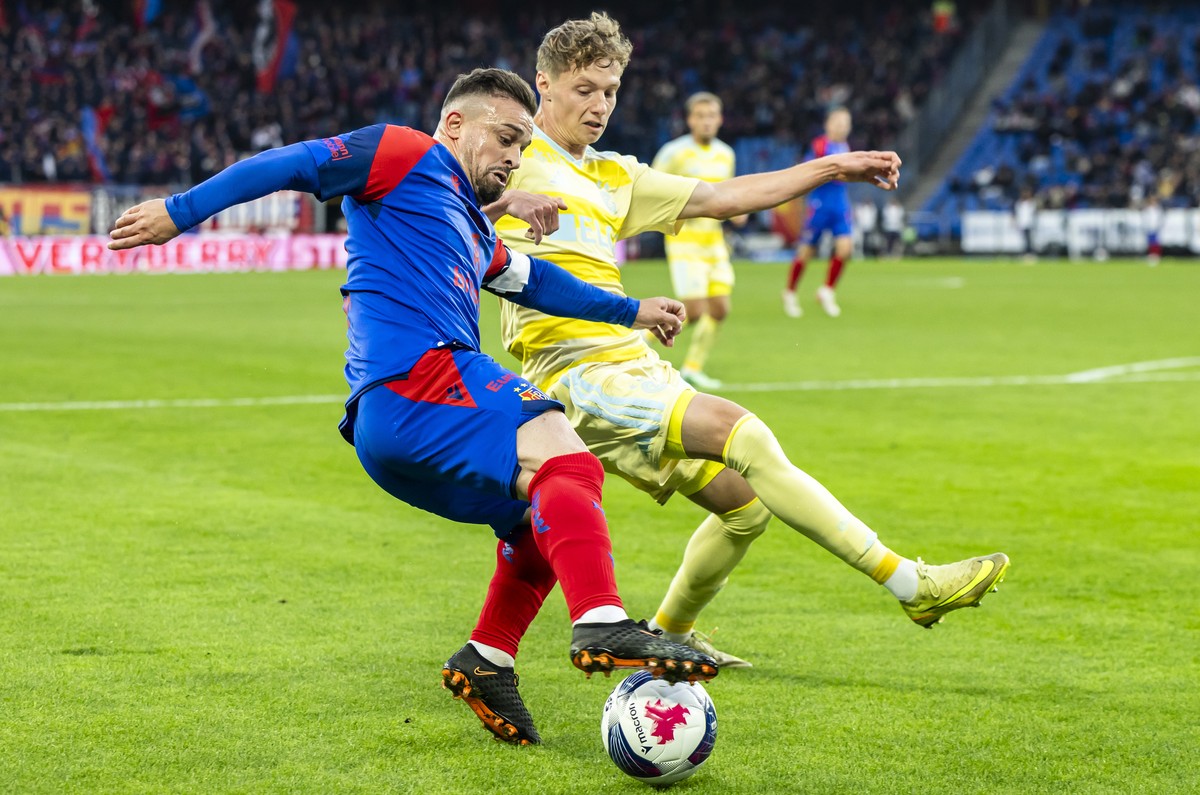 Xherdan Shaqiri (FCB), links, spielt um den Ball mit Nico Rissi (GC), rechts, im Fussball Meisterschaftsspiel der Swiss Super League zwischen dem FC Basel 1893 und dem Grasshoppers Club Zuerich GC am  ...