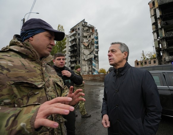 HANDOUT - Bundespraesident Ignazio Cassis, rechts, macht sich am Donnerstag, 20. Oktober 2022 in Kiew, Ukraine, ein Bild ueber die Kriegssituation. Cassis ist am Donnerstag ueberraschend in die Ukrain ...