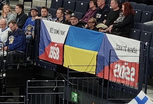 Die Ukraine-Flagge der tschechischen Fans.