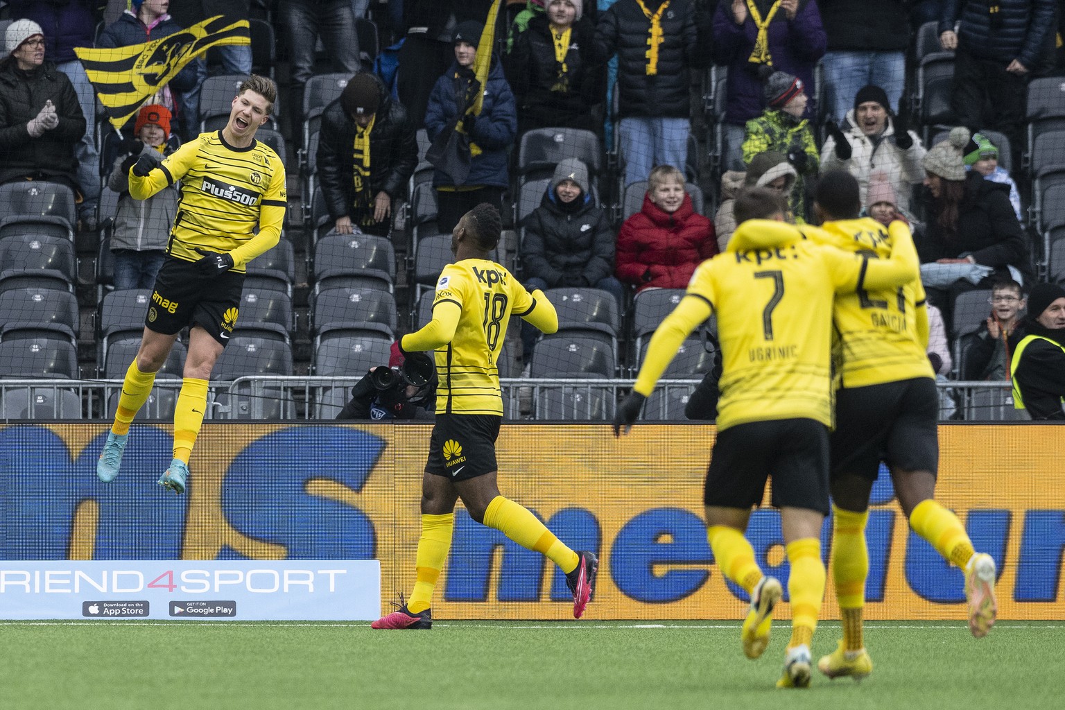 YBs Cedric Itten, links, feiert seinen Treffer zum 2-0 im Fussball Meisterschaftsspiel der Super League zwischen den Berner Young Boys und dem FC Winterthur, am Sonntag, 29. Januar, im Wankdorf Stadio ...