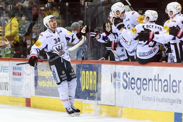 Gotterons Daniel Brodin, links, jubelt nach seinem Tor zum 3-0 mit seinem Teamkollegen, beim Eishockey Meisterschaftsspiel der National League zwischen dem SC Bern und HC Fribourg Gotteron, am Freitag ...