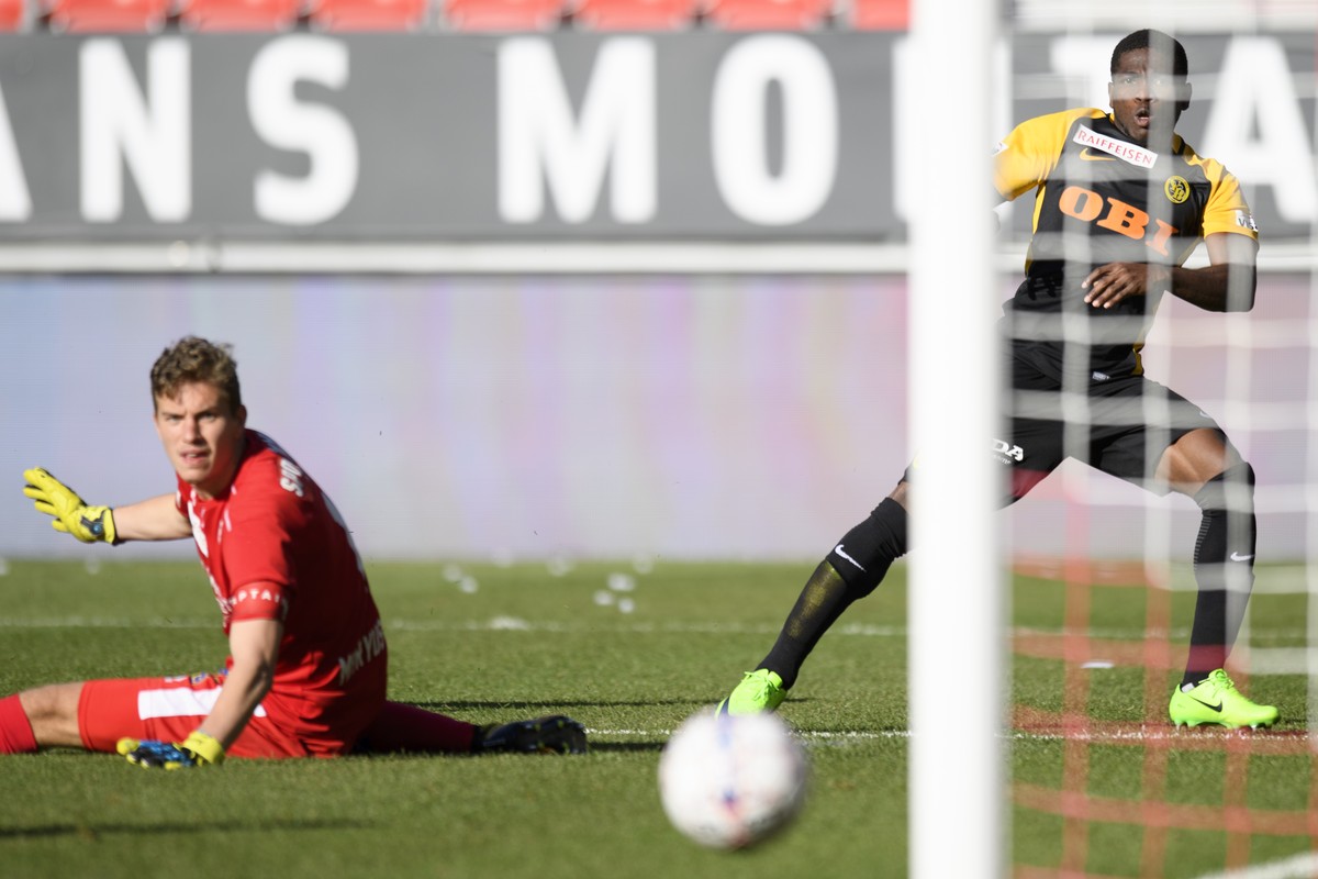 L'attaquant bernois Roger Assale, droite, marque le premier but bernois au gardien valaisan Anton Mitryushkin, gauche, lors de la rencontre de football de Super League entre le FC Sion et le BSC  ...