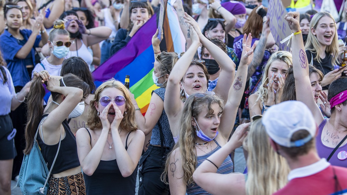 Frauen demonstrieren anlaesslich dem Frauenstreik, am Montag, 14. Juni 2021, in Bern. (KEYSTONE/Peter Schneider)
