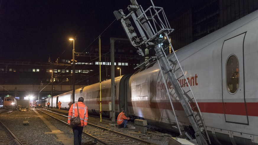 A derailed ICE train stands at the entry of the Basel train station, in Basel, Switzerland, on Wednesday, November 29, 2017. (KEYSTONE/Georgios Kefalas)