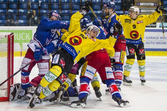 SC Bern Stuermer Gaetan Haas, Mitte, jubelt nach seinem Treffer zum 1-1 waehrend dem Eishockey-Meisterschaftsspiel der National League zwischen dem EHC Kloten und dem SC Bern am Sonntag, 19. November  ...