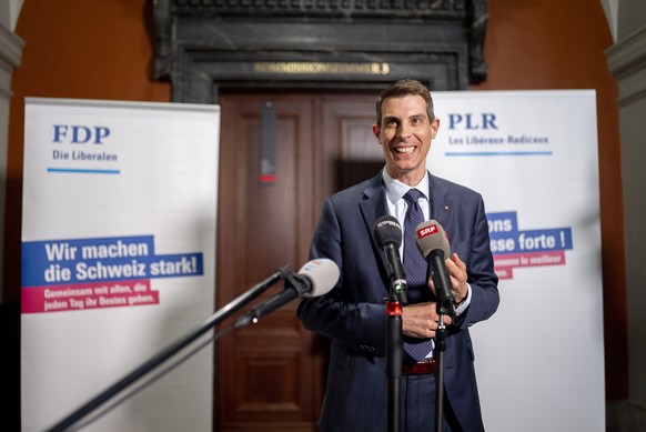 Thierry Burkart, FDP-AG, steht vor dem Fraktionszimmer der FDP den Medien Antwort nach seiner Ruecktritsankuendigung an der Sommersession der Eidgenoessischen Raete, am Dienstag, 3. Juni 2025 im Bunde ...