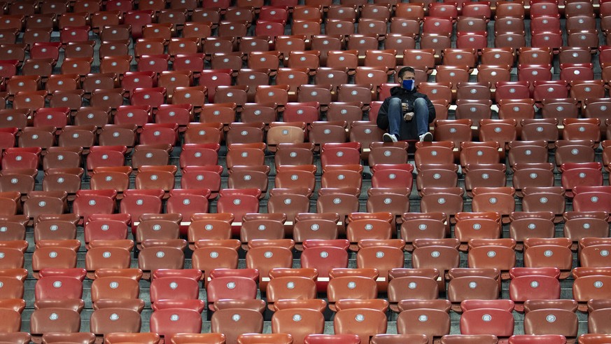 Ein Zuschauer sitzt auf der Tribuene waehrend dem Super League Spiel zwischen dem FC Zuerich und dem FC Luzern, am Samstag, 7. November 2020 im Stadion Letzigrund in Zuerich. (KEYSTONE/Alexandra Wey)