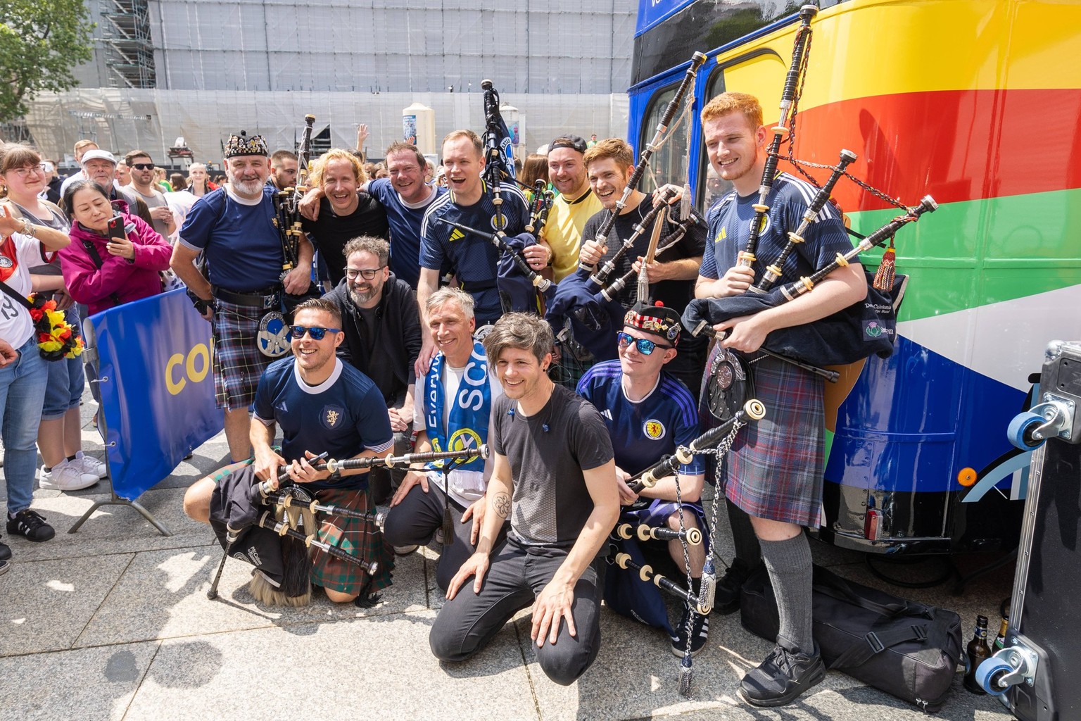 UEFA EURO 2024 - Musik und Fans am Matchday Schottland - Schweiz in K�ln 19.06.2024 Die k�lsche Mundart Band Kasalla geben zusammen mit der schottischen The Tartan Amry ein �berraschungskonzert vor de ...