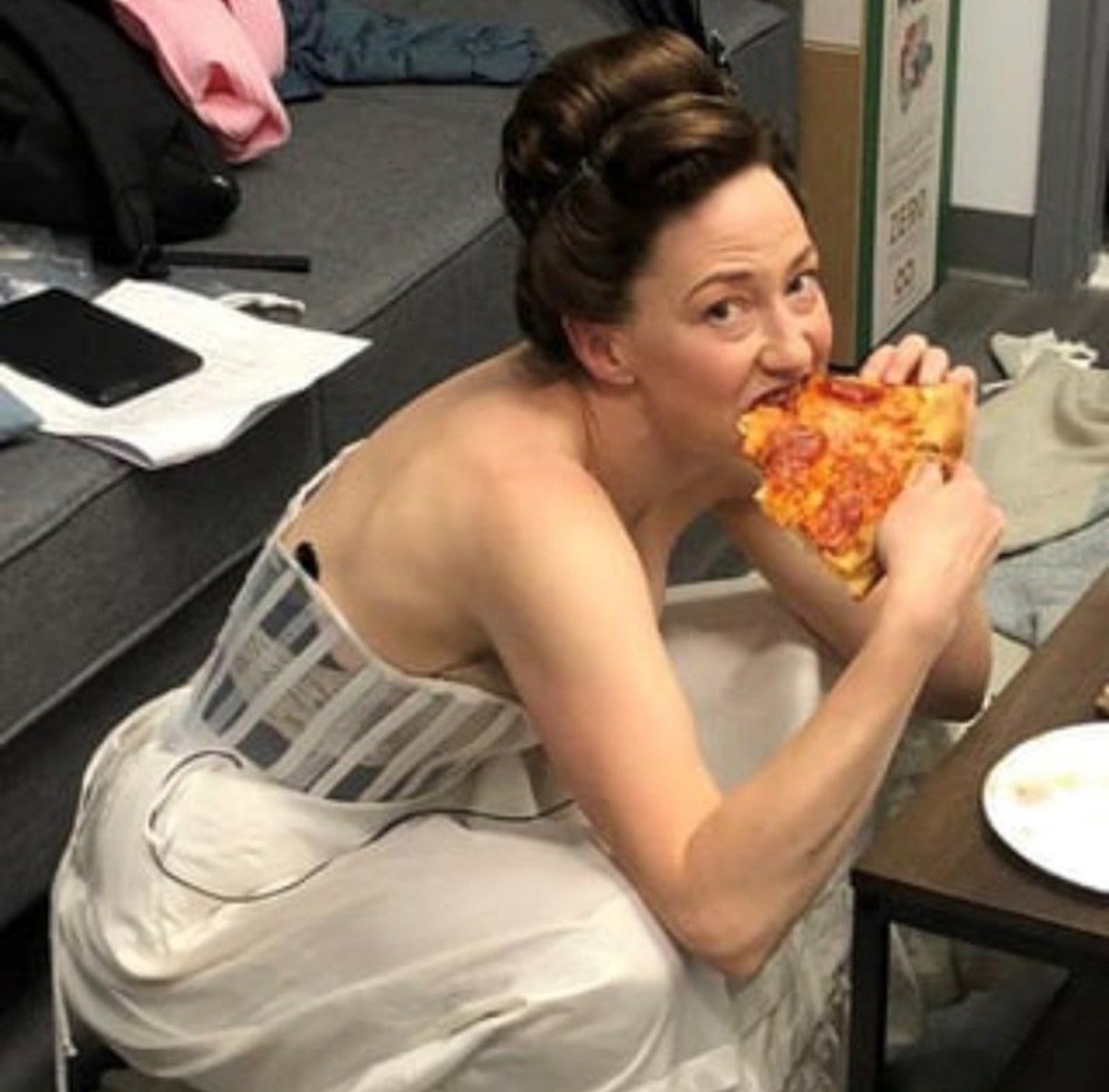 Carrie isst Pizza am Set von The Gilded Age

https://www.reddit.com/r/popculturechat/comments/1kkcq5u/actors_doing_modern_things_while_being_on_set_of/#lightbox