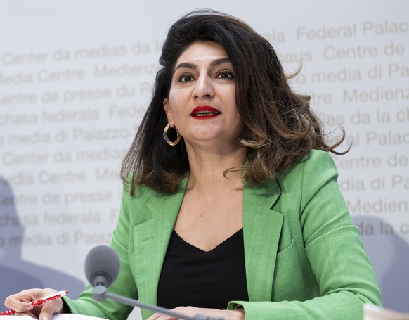 Nationalraetin Sibel Arslan, GP-BS, Vizepraesidentin APK-N, rechts, spricht neben Nationalrat Laurent Wehrli, FDP-VD, Praesident APK-N, links, an einer Medienkonferenz im Rahmen der Konsultation der A ...