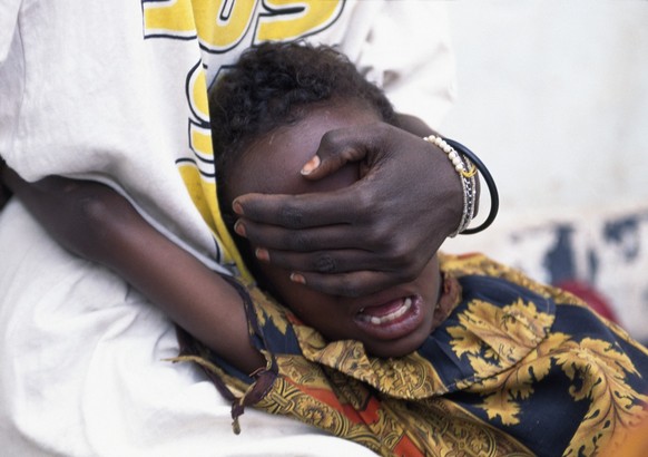 Hudan Mohammed Ali, 6, screams in pain while undergoing circumcision in Hargeisa, Somalia, June 17, 1996. Her sister Farhyia Mohammed Ali, 18, holds her so she cannot move. (KEYSTONE/AP Photo/Jean-Mar ...