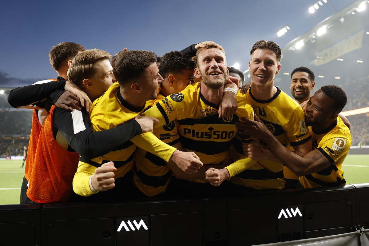 Fabian Lustenberger (YB), Mitte, jubelt nach seinem Tor zum 1-0 mit seinen Teamkollegen im Super League Spiel zwischen dem BSC Young Boys und dem FC Winterthur, am Samstag, 25. Mai 2024 im Stadion Wan ...