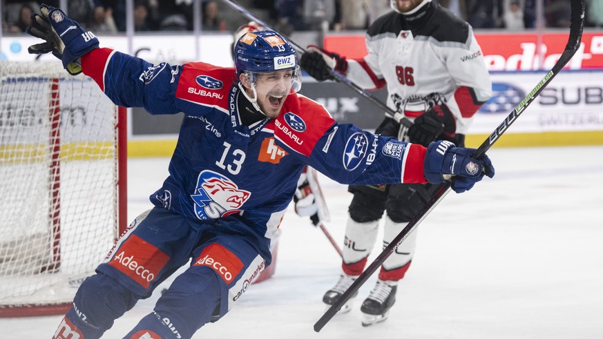 Justin Sigrist (ZSC) jubelt nach dem 4:2 Tor im dritten Playoff Final Eishockeyspiel der National League zwischen den ZSC Lions und dem Lausanne HC, am Samstag, 20. April 2024, in der Swiss Life Arena ...