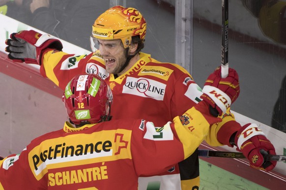 Biels Mathieu Tschantre, links, und Topscorer Marc-Antoine Pouliot jubeln, waehrend dem Eishockey National League Spiel zwischen dem EHC Biel und dem EV Zug, am Freitag, 1. Dezember 2017, in der Tisso ...