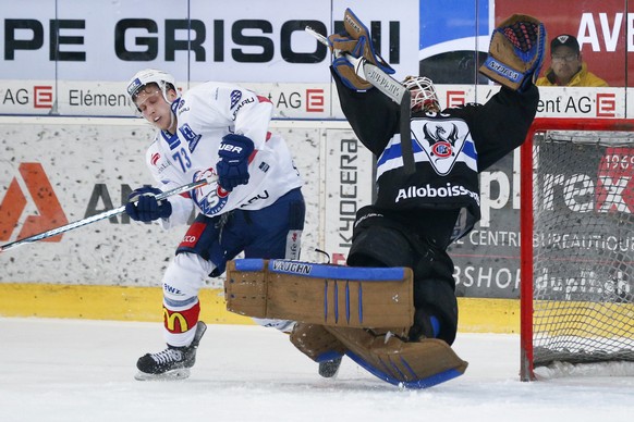 QUALITY REPEAT: Zuerichs Mike Kuenzle, links, foult Fribourgs Torhueter Barry Brust, im Eishockey Meisterschaftsspiel der National League zwischen dem HC Fribourg Gotteron und den ZSC Lions, am Samsta ...