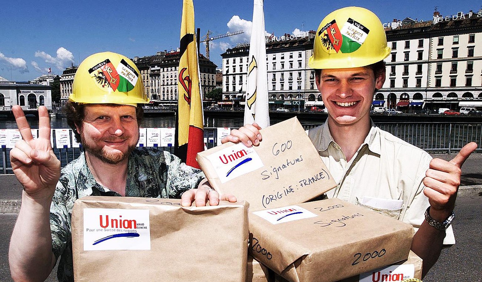 Francoix Cherix, gauche, secretaire general de l&#039; Union Vaud-Geneve et responsable de la recolte de signatures dans le canton de Vaud et Pierre Maudet, droite, responsable de la recolte de signat ...