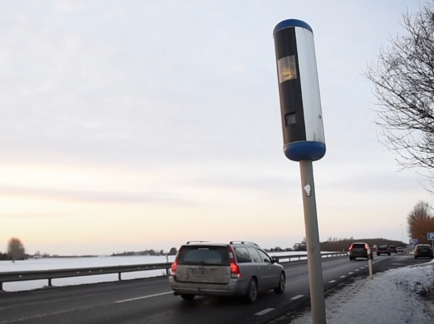 Radarkamera («Blitzer») an einer Strasse in Schweden.