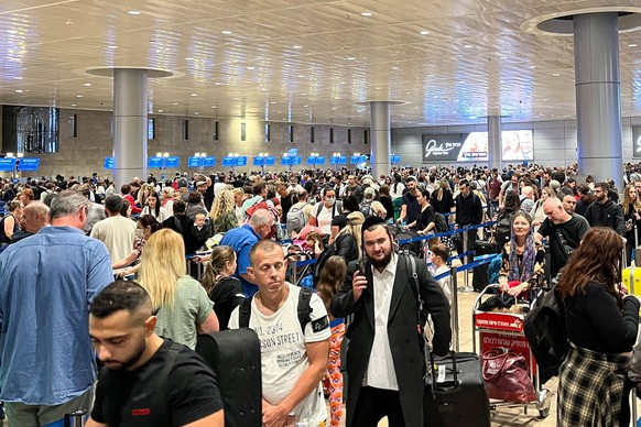 Israel: Ben Gurion International Airport in Israel ISRAEL, TEL AVIV - OCTOBER 13, 2023: Citizens throng at Ben Gurion International Airport amid intense fighting between Israel and Palestinian militan ...