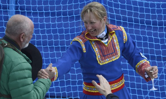 Gratulationen und ein Cüpli für die finnische Championne.