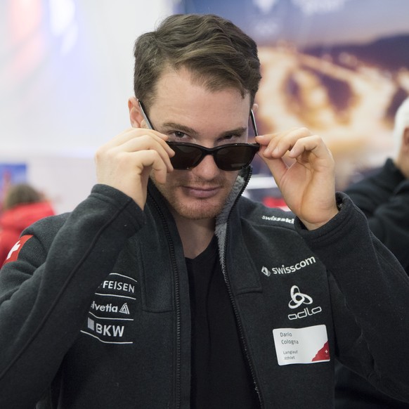 Der Schweizer Langlaeufer Dario Cologna probiert eine Brille an waehrend der Kleiderabgabe von Swiss Olympic im Distributionszentrum Dosenbach-Ochsner Sport in Luterbach, am Montag, 29. Januar 2018. E ...