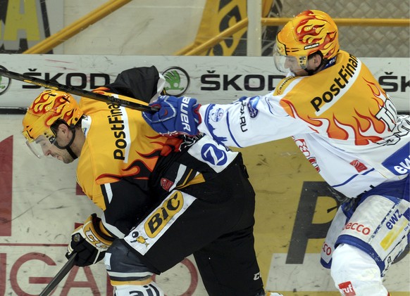 Luganos Brett McLean, links, gegen Luca Cunti vom ZSC, rechts, beim Eishockey Meisterschaftsspiel der National League A zwischen dem HC Lugano und den ZSC Lions, am Freitag, 29. November 2013, in der  ...