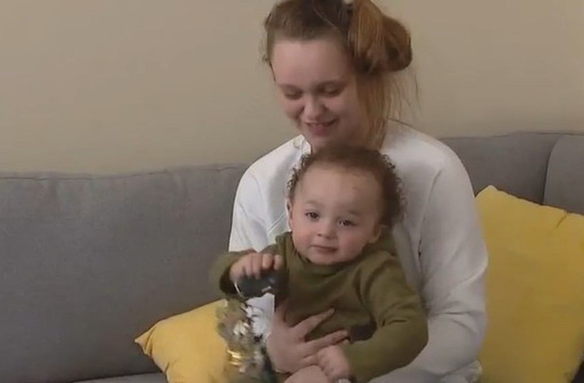 Sydney Moore und ihr Sohn Lord.
https://fox17.com/news/local/it-had-to-have-been-god-clarksville-mother-nearly-loses-two-infant-children-as-tornado-violently-lifts-trailer-tennessee