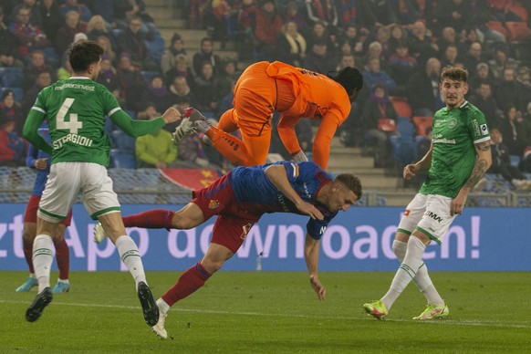 Der St. Galler Torhueter Lawrence Ati-Zigibeim, oben, im Zweikampf um den Ball mit dem Basler Fedor Chalov, unten, waehrend dem Fussball Meisterschaftsspiel der Super League zwischen dem FC Basel und  ...