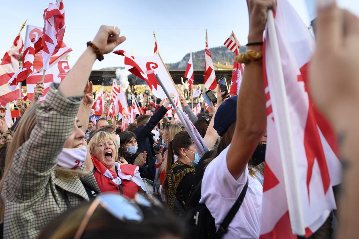 Les pro-jurassiens celebrent le oui lors de l'annonce du resultat du vote ce dimanche 28 mars 2021 a Moutier. Les citoyens de Moutier doivent decider de l'appartenance cantonale de leur vill ...