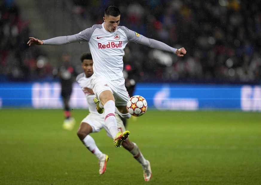 Salzburg&#039;s Benjamin Sesko kicks the ball during the Champions League group G soccer match between Salzburg and Lille, at the Salzburg stadium, in Salzburg, Austria, Wednesday, Sept. 29, 2021. (AP ...
